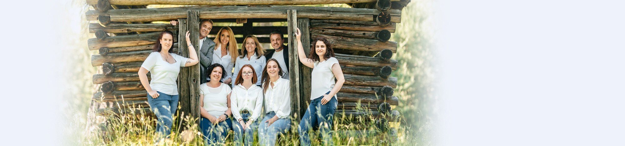 Das Team der UNIQA Generalagentur ​Spielmann & Partner vor ihrem Gebäude